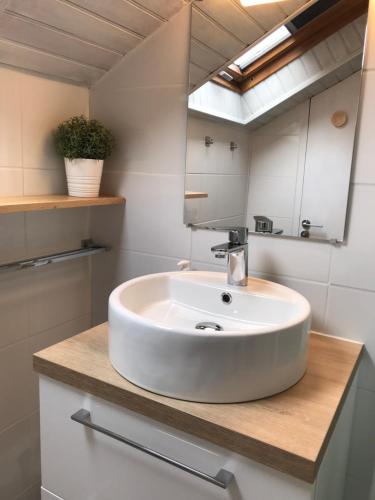 une salle de bain avec un lavabo blanc et un miroir dans l'établissement Joli studio 4P entre télécabine et Commerces, à Cauterets