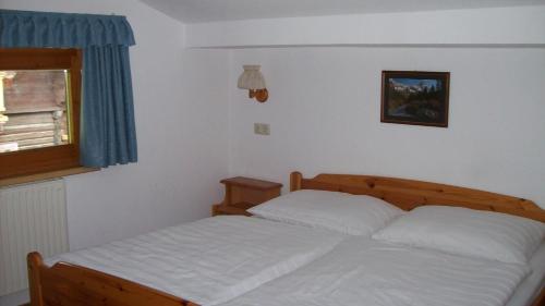 um quarto com uma cama e uma janela em Haus Talblick em Bad Gastein