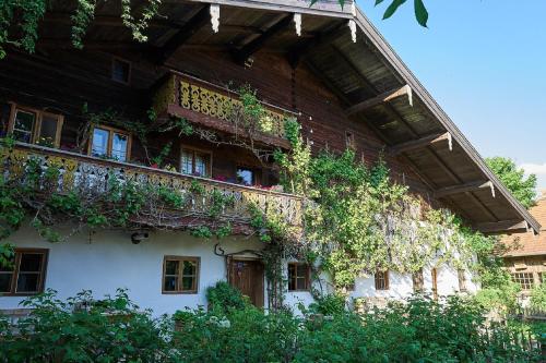 a building with a balcony on the side of it at Ponzaunerhof in Hebertsfelden