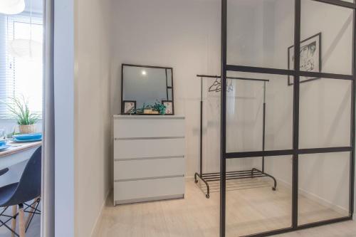a room with a closet with a dresser and a mirror at PRECIOSO APT DISEÑO 2 HAB SEVILLA in Seville