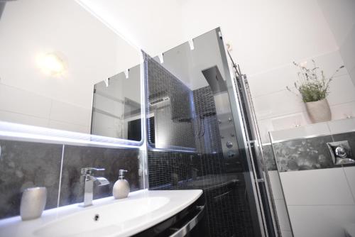 A bathroom at Penthouse Avangard