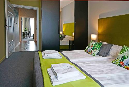 Posteľ alebo postele v izbe v ubytovaní IRS ROYAL APARTMENTS Apartamenty IRS Brabank