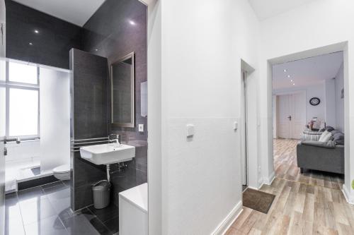 Ванная комната в Dilo Apartments Berlin - Akazien Residenz Apartments - große Ferienwohnungen für Gruppen