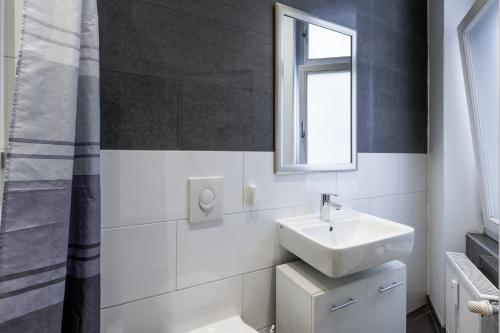 Ванная комната в Dilo Apartments Berlin - Akazien Residenz Apartments - große Ferienwohnungen für Gruppen