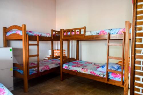 Bunk bed o mga bunk bed sa kuwarto sa Hostel Ave Rara