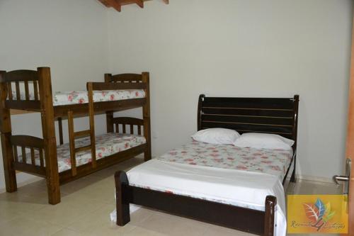 een slaapkamer met 2 stapelbedden in een kamer bij Recanto 4 Estações in Olímpia