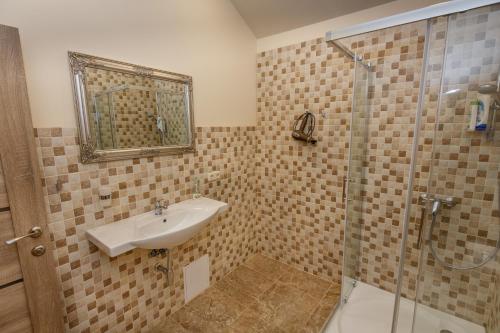 un bagno con lavandino e doccia di Domina a Vilnius