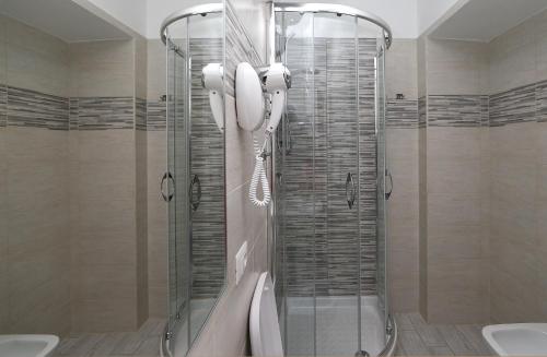 bagno con doccia e lavandino di 47 Steps a Roma