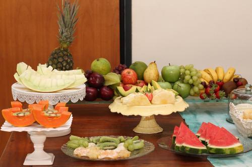 uma mesa coberta com muitos tipos diferentes de frutas em Recanto das Carpas em Ilhabela