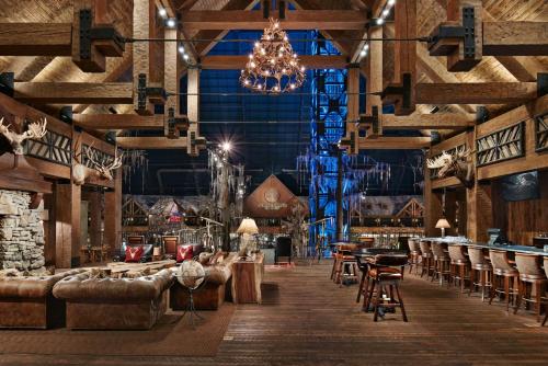 uma grande sala com mesas e cadeiras e um lustre em Big Cypress Lodge em Memphis