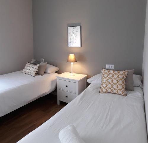 コルドバにあるSEVILLA 15のベッドルーム1室(ベッド2台、ナイトスタンドのランプ付)