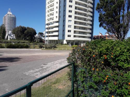 an empty street with a tall building in the background at En Suíte - Habitación con baño privado - Entrada independiente in Punta del Este