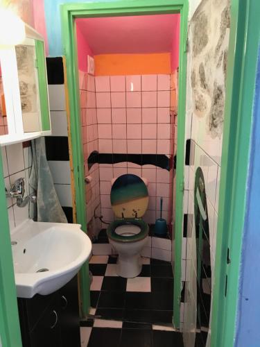 ein kleines Bad mit WC und Waschbecken in der Unterkunft Hotel Galeria pre sebarozvoj s ubytovaním Motýlí dom in Bratislava