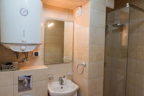 Un baño de " Tiamat " apartmani