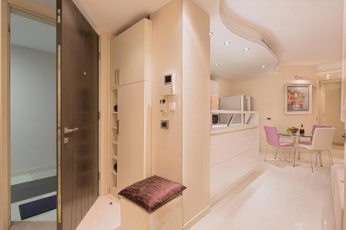 una pequeña cocina y comedor con armarios blancos en Premier LUX apartment, en Budva