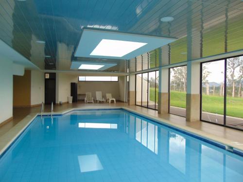 Bazén v ubytování Quito Airport Suites Hotel nebo v jeho okolí