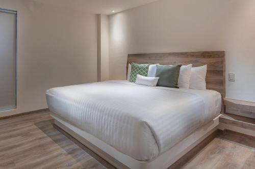 Cama o camas de una habitación en ROOM Hotel & Suites