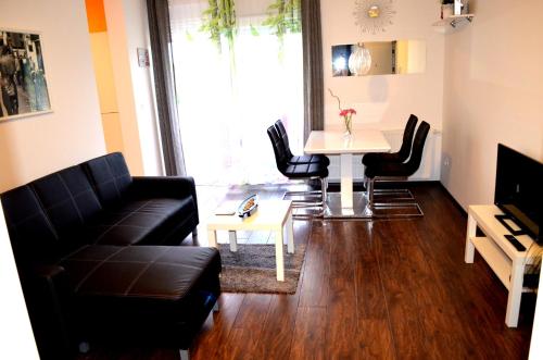 uma sala de estar com um sofá e uma mesa em Apartment Meli em Sesvete