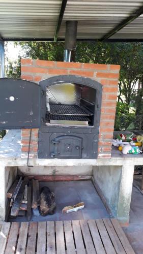 Kemudahan BBQ tersedia untuk tetamu di lodge