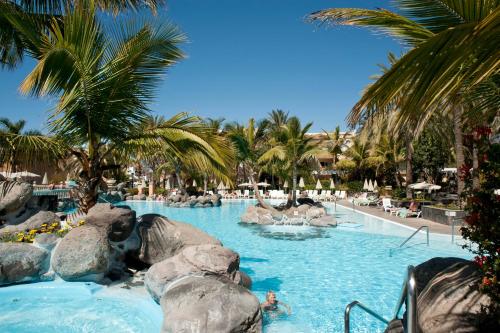 Bazén v ubytování Palm Oasis Maspalomas nebo v jeho okolí
