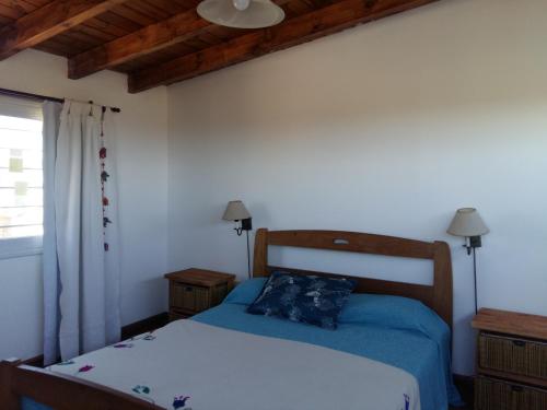 a bedroom with a bed and a wooden ceiling at Estancia de Campo in Estancia Vieja