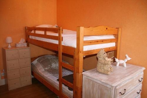 Poschodová posteľ alebo postele v izbe v ubytovaní Appartement T4 - Centre de Luchon - 6 pers - Ski - Randonnée - Cure