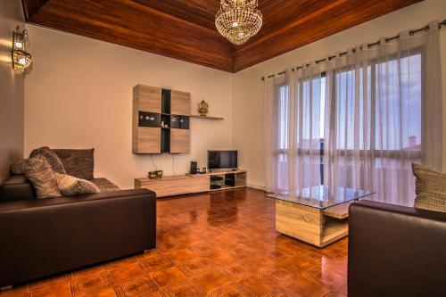 a living room with a couch and a table at Monte Vista Hermosa in Funchal