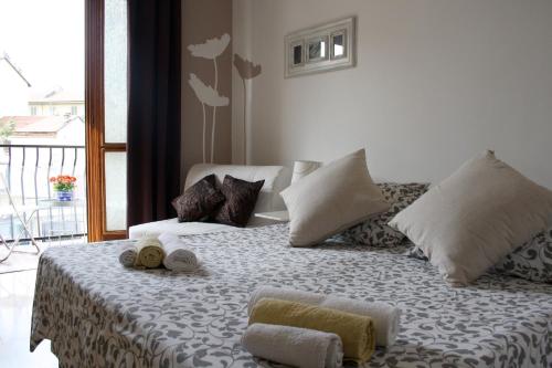 sypialnia z łóżkiem z ręcznikami w obiekcie A Casa Romar w Turynie