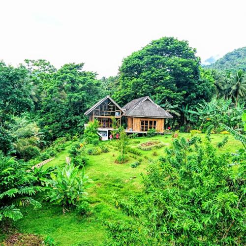 Camiguin Volcano Houses-Panoramic Houseにある庭