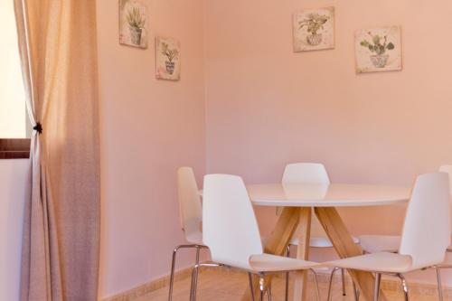 una sala da pranzo con tavolo e sedie bianche di JAVICENTER ad Arrecife