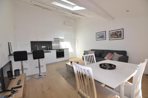 uma sala de estar branca com uma mesa e um sofá em Splendid one-bedroom apartment -StayInAntibes- Picasso 3 em Antibes