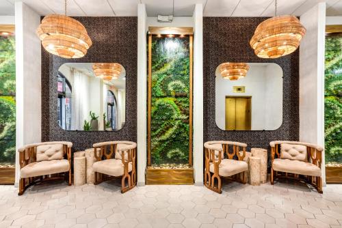 a waiting room with chairs and mirrors at Riverwalk Plaza Hotel in San Antonio