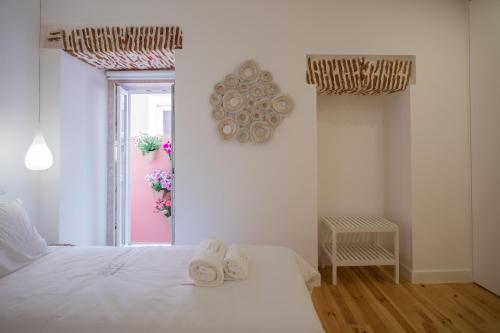 Tempat tidur dalam kamar di Sunshine House - Exclusive Apartment - Home By The Castle