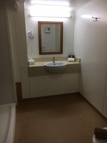 Ένα μπάνιο στο Woodlyn Park Motel