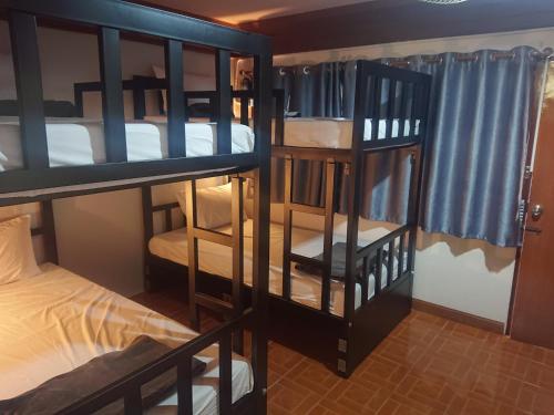 Zimmer mit 3 Etagenbetten und einem Bett in der Unterkunft Blanco Hideout Railay in Railay Beach
