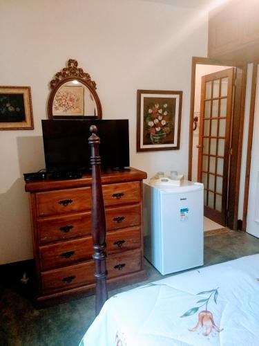 Televisyen dan/atau pusat hiburan di Suites em meio a Mata Atlântica