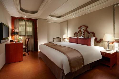 Tempat tidur dalam kamar di Happiness Hotel