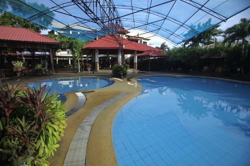 una gran piscina azul en un complejo en Villa Elita, en Sudipen