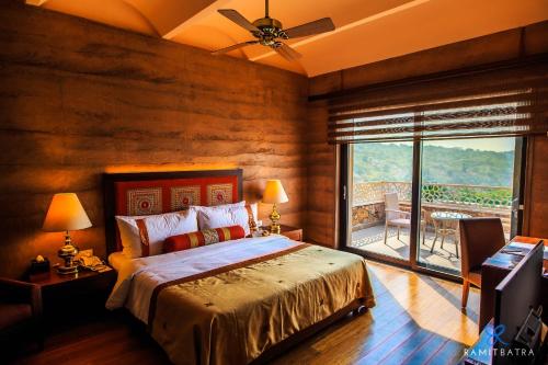 En eller flere senge i et værelse på The Lalit Mangar