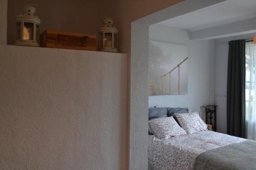 1 dormitorio con 1 cama y algunas luces en la pared en Estudio a 5 min Guggenheim en Bilbao