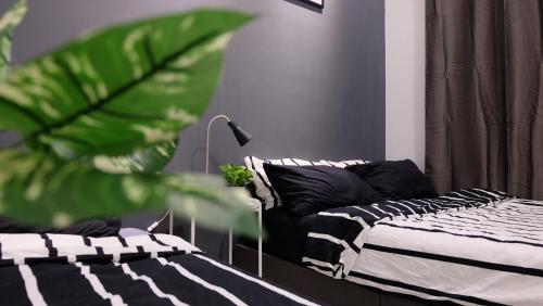 Postel nebo postele na pokoji v ubytování Puchong Skypod Residence, High Floor Balcony Unit, Walking Distance to IOI Mall, 10min Drive to Sunway