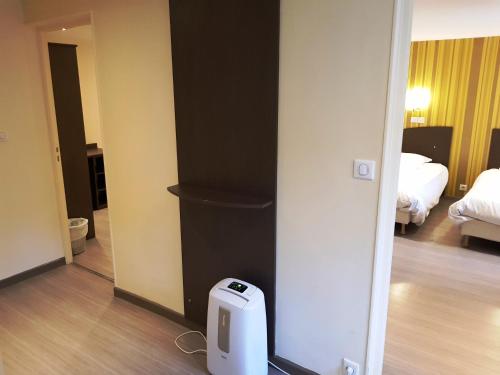 a room with a room with two beds and a small appliance at Auberge de la Baie in Ardevon