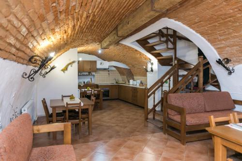 a room with a spiral staircase and a table and chairs at Casa Richter- Check-in Independent in Sighişoara