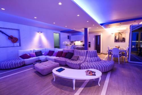 Posezení v ubytování #1 Lux Villa with Pool, Gameroom, Spa, Zen Yard #Free airpot transport#