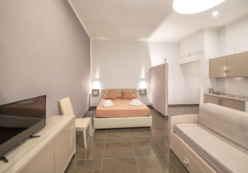 ナポリにあるビー イタリアン フラット ボヴィオのベッドルーム1室(ベッド1台、ソファ付)