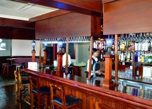 Lounge oder Bar in der Unterkunft Crown Hotel