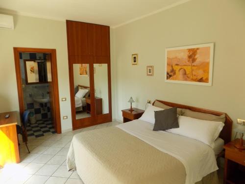 a bedroom with a bed and a bathroom at Guesthouse il Ciliegio in Sorbo Serpico