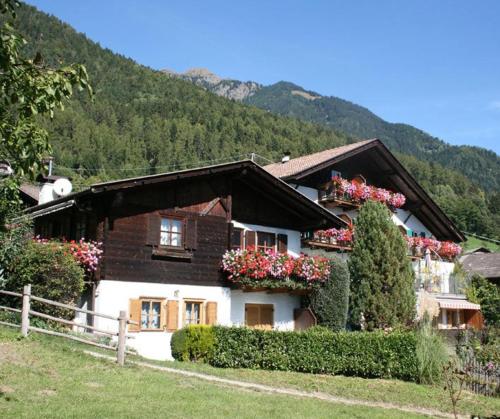 ein Haus mit Blumenkästen an der Seite in der Unterkunft Garni Streitlhof in Dorf Tirol