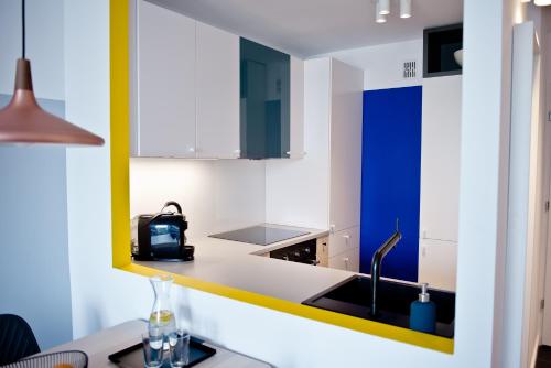a kitchen with a sink and a mirror at Apartament Chłodna near to city center in Warsaw