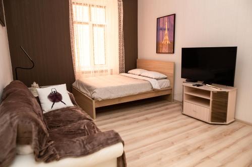 リヴィウにあるТеатральна#Ilike#のベッドとテレビのある小さな寝室